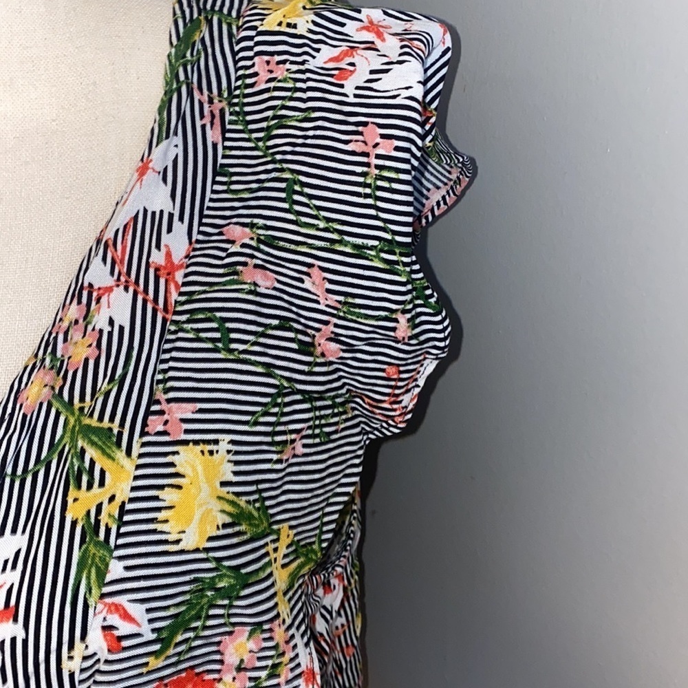 Floral Ruffle Blouse - Picture 3 of 7